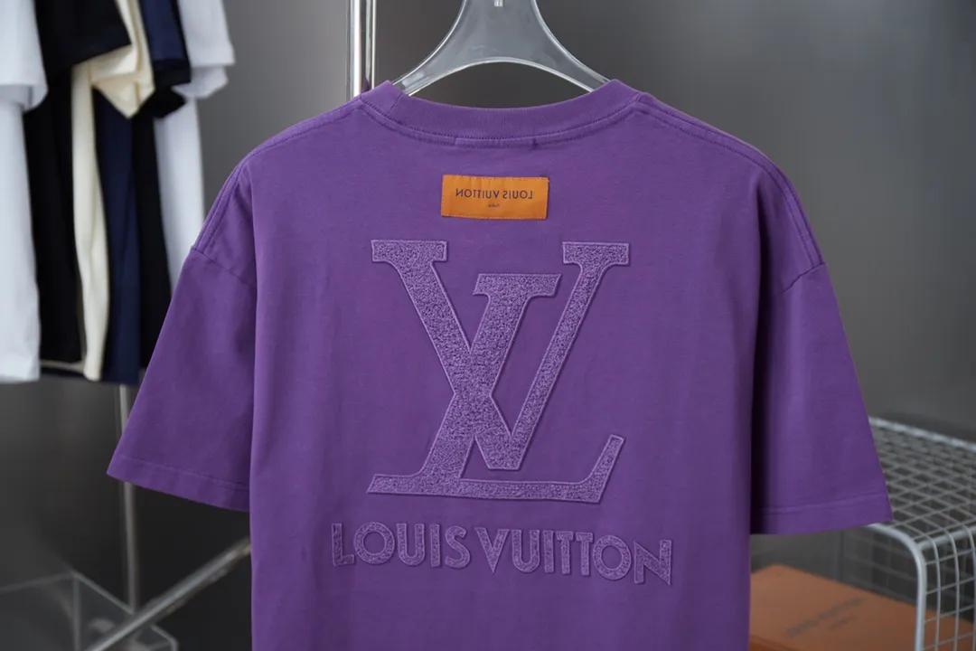 🅿️190 1V 25SS early spring new style Hydrosol embroidered LV letter short sleeves Light luxury essential item for daily commuting for men and women Correct version Welcome to compare Detailed features · 320g 100% pure cotton double yarn jersey fabric · Custom dyed in the same vat, special thickened 32 pieces double-strand 1X1 thread · Imported Tajima machine hydrosol embroidered LV letter logo on the front and back. Garment-washable embroidery hydrosol makes the embroidery offset printing softer and not stiff · Double-needle cross-stitching process · Original main mark washed tag brand moisture-proof paper packaging Color: black/white/burgundy Size: S/M/L/XL